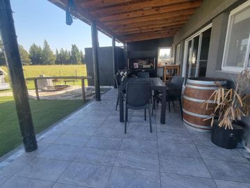 Casa Quinta en venta - 4 Dormitorios 4 Baños - Coronel Brandsen