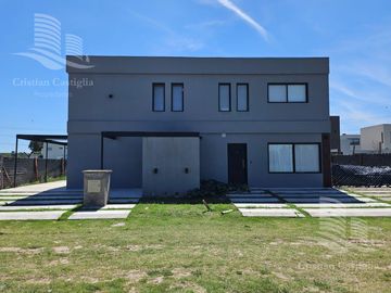 Luminosa Casa en Venta / Spring Park - Pilar