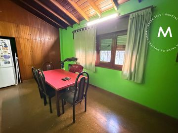 Casa en venta de 6 ambientes con cochera, quincho y dependencia - Jose León Suarez