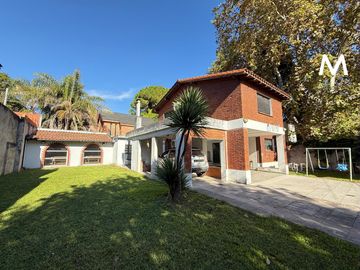 Casa en venta de 6 ambientes con cochera, quincho y dependencia - Jose León Suarez