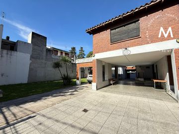 Casa en venta de 6 ambientes con cochera, quincho y dependencia - Jose León Suarez