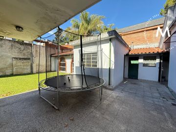 Casa en venta de 6 ambientes con cochera, quincho y dependencia - Jose León Suarez