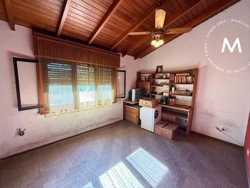 Casa en venta de 6 ambientes con cochera, quincho y dependencia - Jose León Suarez