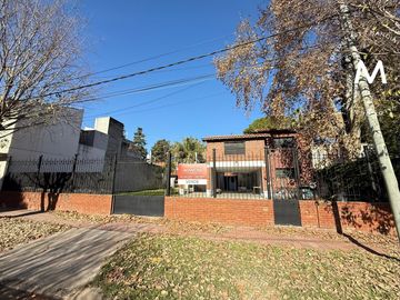Casa en venta de 6 ambientes con cochera, quincho y dependencia - Jose León Suarez
