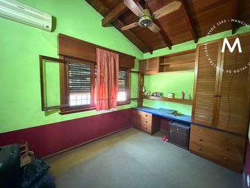 Casa en venta de 6 ambientes con cochera, quincho y dependencia - Jose León Suarez