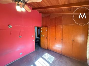 Casa en venta de 6 ambientes con cochera, quincho y dependencia - Jose León Suarez