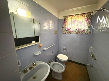 Casa en venta de 6 ambientes con cochera, quincho y dependencia - Jose León Suarez