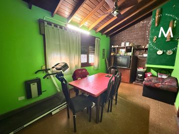 Casa en venta de 6 ambientes con cochera, quincho y dependencia - Jose León Suarez