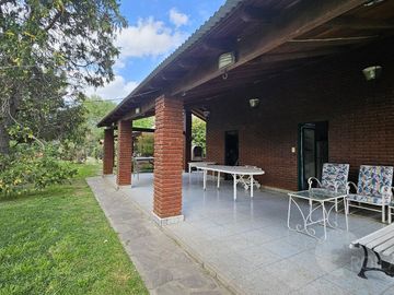 Venta Casa Quinta sobre Lote de 5600 mts2  con Piscina, Parrilla y  Quincho en Benavidez