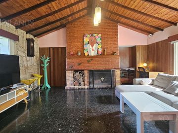 Venta Casa Quinta sobre Lote de 5600 mts2  con Piscina, Parrilla y  Quincho en Benavidez