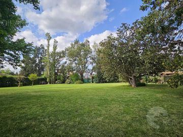Venta Casa Quinta sobre Lote de 5600 mts2  con Piscina, Parrilla y  Quincho en Benavidez