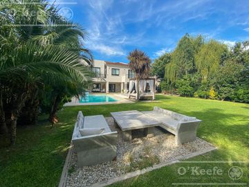 Casa en venta en uno de los Barrios Centrales en Abril C.C, Guillermo Hudson, Berazategui - Apto Credito