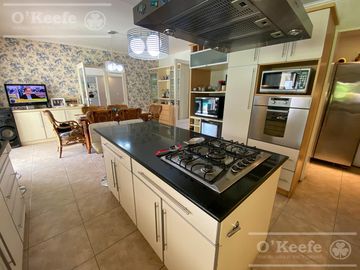 Casa en venta en uno de los Barrios Centrales en Abril C.C, Guillermo Hudson, Berazategui - Apto Credito