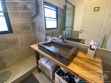 Casa en venta en uno de los Barrios Centrales en Abril C.C, Guillermo Hudson, Berazategui - Apto Credito
