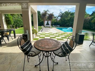 Casa en venta en uno de los Barrios Centrales en Abril C.C, Guillermo Hudson, Berazategui - Apto Credito