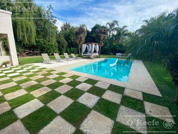 Casa en venta en uno de los Barrios Centrales en Abril C.C, Guillermo Hudson, Berazategui - Apto Credito