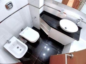 Piso 4 ambientes amoblado con balcón, parrilla, patio y cochera en Belgrano APTO CREDITO