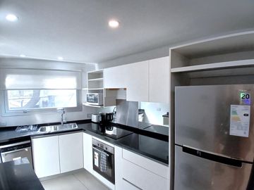 Piso 4 ambientes amoblado con balcón, parrilla, patio y cochera en Belgrano APTO CREDITO