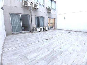 Piso 4 ambientes amoblado con balcón, parrilla, patio y cochera en Belgrano APTO CREDITO