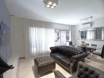 Piso 4 ambientes amoblado con balcón, parrilla, patio y cochera en Belgrano APTO CREDITO
