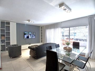 Piso 4 ambientes amoblado con balcón, parrilla, patio y cochera en Belgrano APTO CREDITO