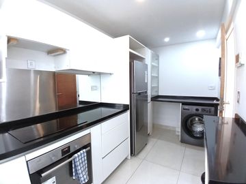 Piso 4 ambientes amoblado con balcón, parrilla, patio y cochera en Belgrano APTO CREDITO