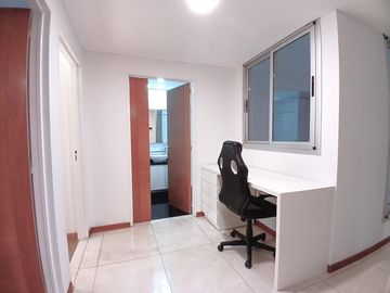 Piso 4 ambientes amoblado con balcón, parrilla, patio y cochera en Belgrano APTO CREDITO