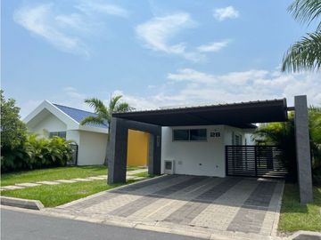 VENTA CASA UN PISO PALMA REAL VILLAVICENCIO