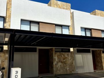 Casa en Venta de 4 recamaras con alberca privada en Campo de Golf El Tigre