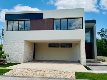 CASA EN VENTA  EN EL YUCATAN COUNTRY CLUB