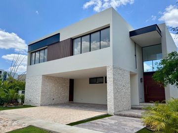 CASA EN VENTA  EN EL YUCATAN COUNTRY CLUB