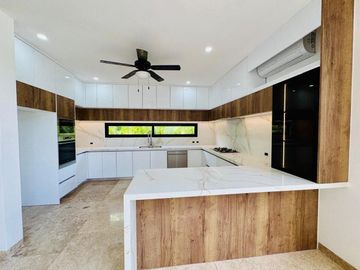 CASA EN VENTA  EN EL YUCATAN COUNTRY CLUB