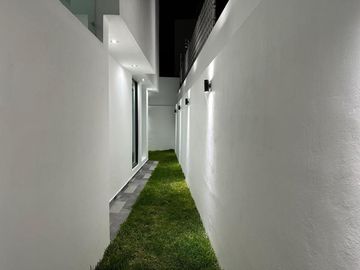 Exclusiva residencia en La Rioja, frente a área verde