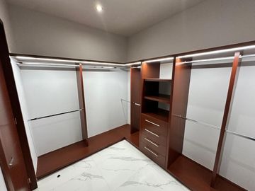 Exclusiva residencia en La Rioja, frente a área verde