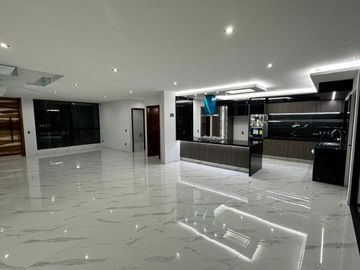 Exclusiva residencia en La Rioja, frente a área verde