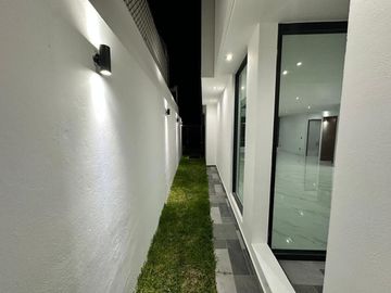 Exclusiva residencia en La Rioja, frente a área verde