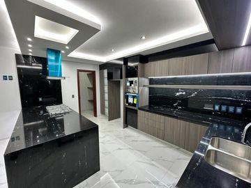 Exclusiva residencia en La Rioja, frente a área verde