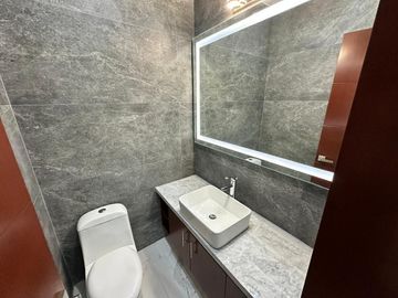 Exclusiva residencia en La Rioja, frente a área verde