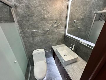 Exclusiva residencia en La Rioja, frente a área verde