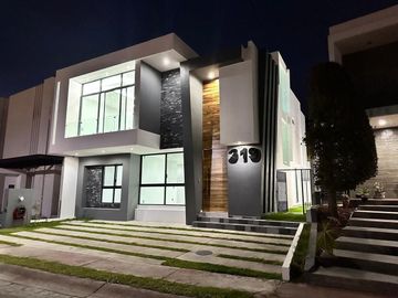Exclusiva residencia en La Rioja, frente a área verde