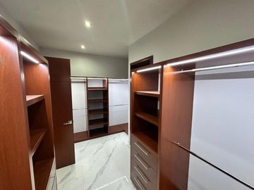 Exclusiva residencia en La Rioja, frente a área verde