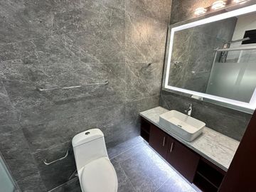 Exclusiva residencia en La Rioja, frente a área verde