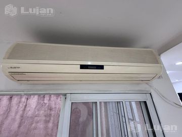 Cañada de Gómez al 1700. PH en dúplex de 3 amb con patio y dos baños.