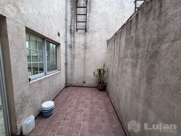Cañada de Gómez al 1700. PH en dúplex de 3 amb con patio y dos baños.