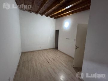 Cañada de Gómez al 1700. PH en dúplex de 3 amb con patio y dos baños.