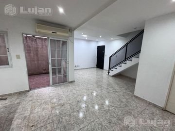 Cañada de Gómez al 1700. PH en dúplex de 3 amb con patio y dos baños.