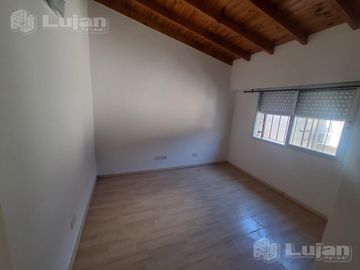 Cañada de Gómez al 1700. PH en dúplex de 3 amb con patio y dos baños.
