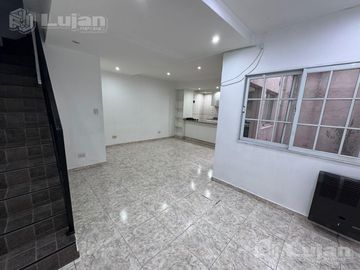 Cañada de Gómez al 1700. PH en dúplex de 3 amb con patio y dos baños.