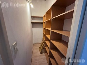 Cañada de Gómez al 1700. PH en dúplex de 3 amb con patio y dos baños.