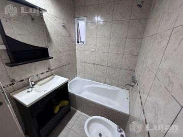 Cañada de Gómez al 1700. PH en dúplex de 3 amb con patio y dos baños.